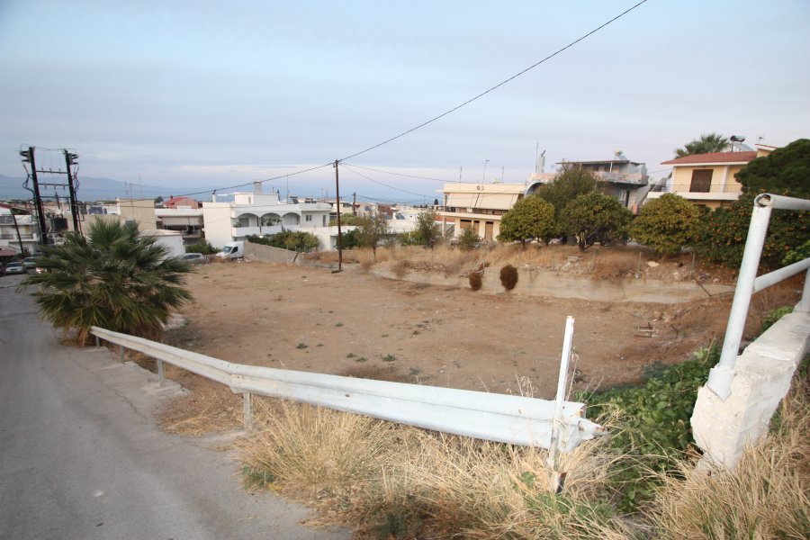 Corner plot of land in Paradisi